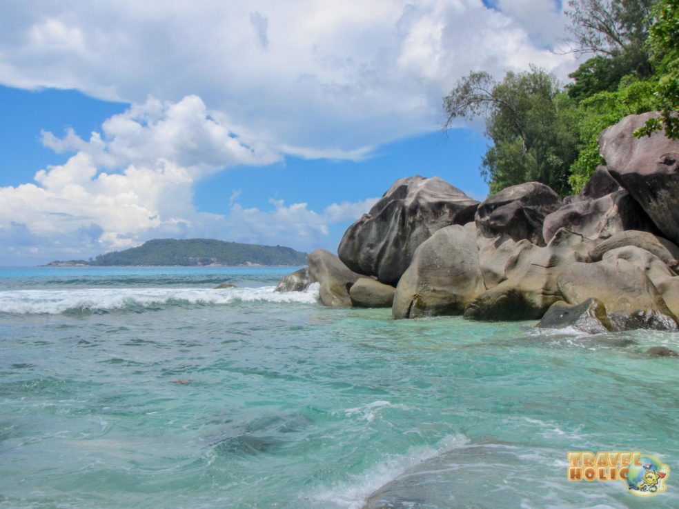 Rochers granitiques et eau turquoise aux Seychelles
