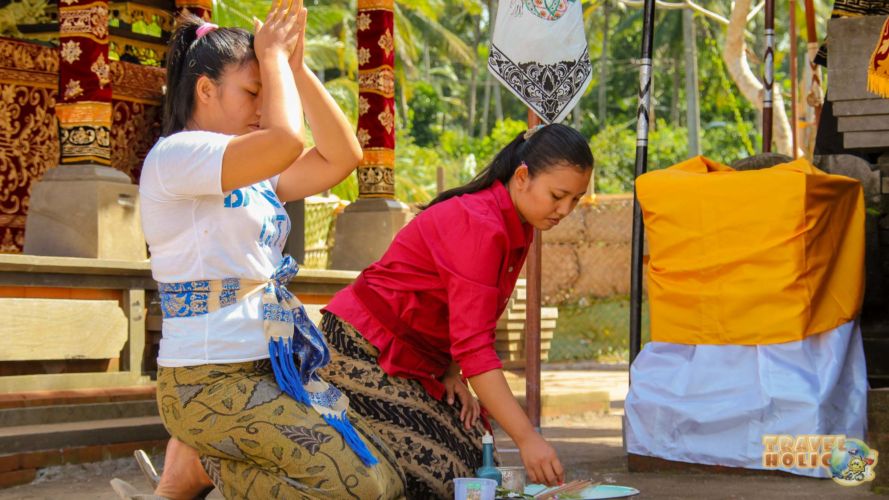 Femmes priant dans un temple à Ubud