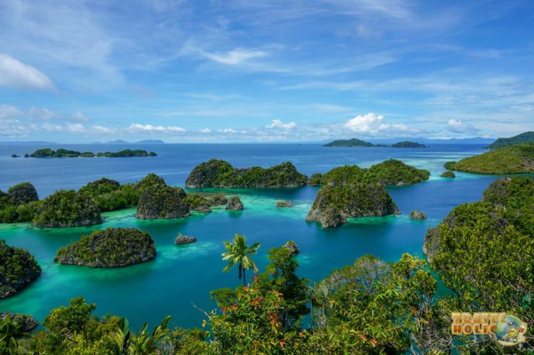 Vue depuis le point de vue de l'île de Penemu, Raja Ampat, Indonésie