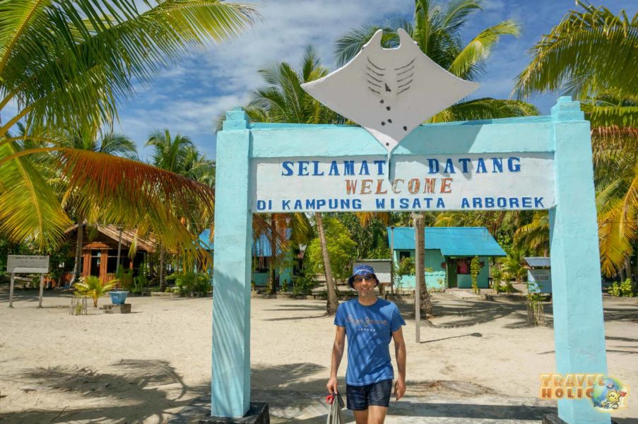 Panneau de bienvenue à l'entrée de l'île d'Arborek à Raja Ampat