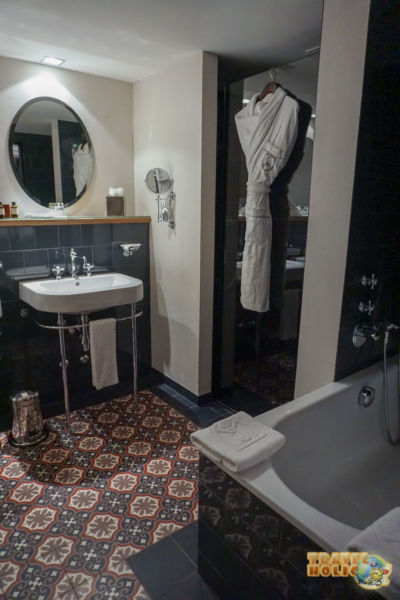 Salle de bain de notre chambre d'hôtel à la Cordée des Alpes à Verbier, Suisse