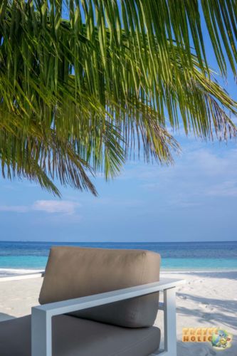 Coin lounge sur la plage du Kandolhu