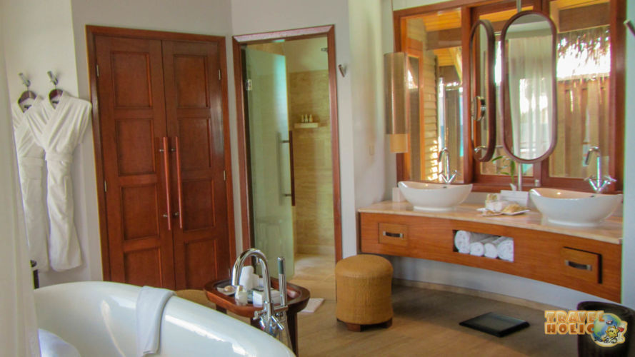 Salle de bain d'une water villa, Constance Halaveli, Maldives