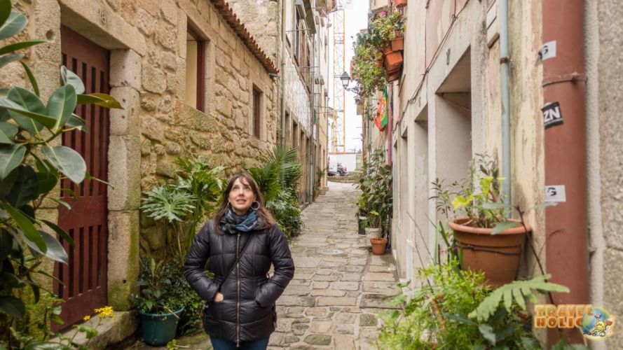 Dans une petite rue typique à Porto